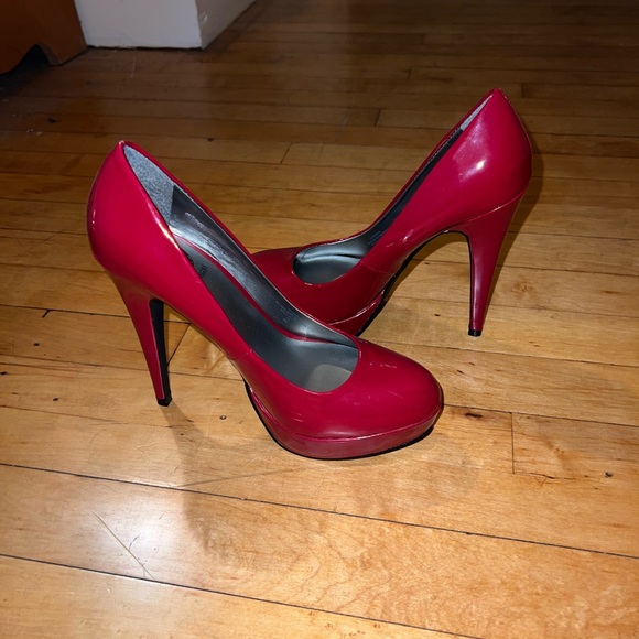 Guess Red Heels Size 7 - Picture 2 of 6